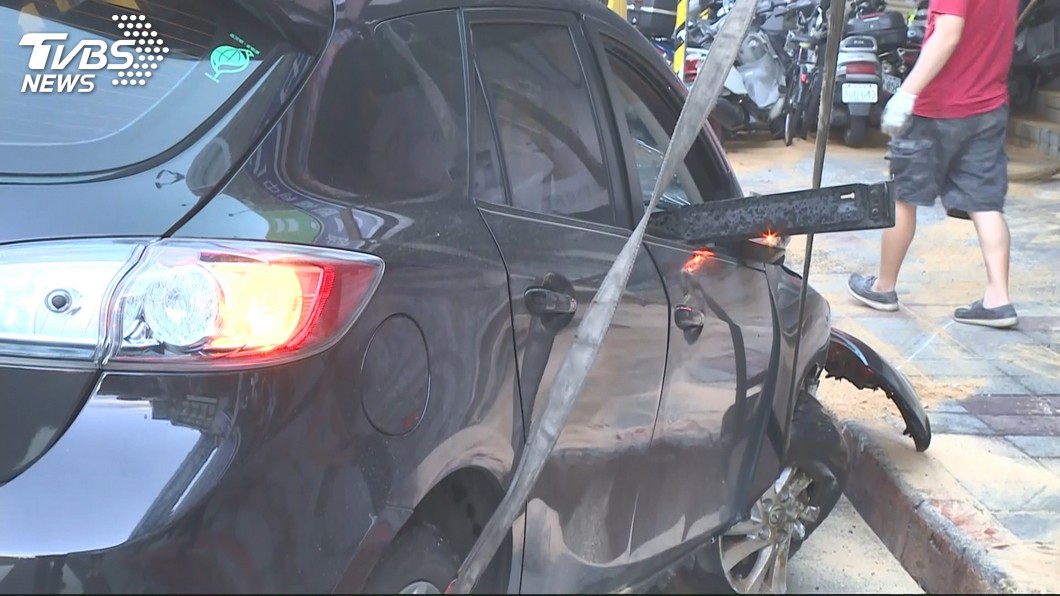 酒駕男闖紅燈拒檢 失控撞騎樓毀13車
