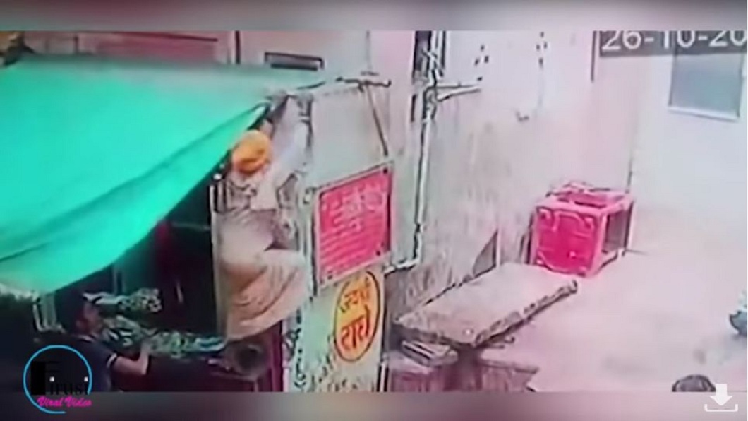 潑猴將蛇搶走後立刻翻牆逃逸,弄蛇人想追卻追不到。(圖/翻攝自YouTube)