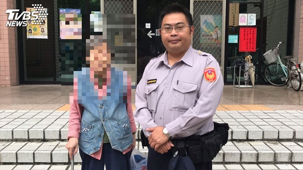 9旬老婦迷途街頭 暖警和熱心鄰助返家
