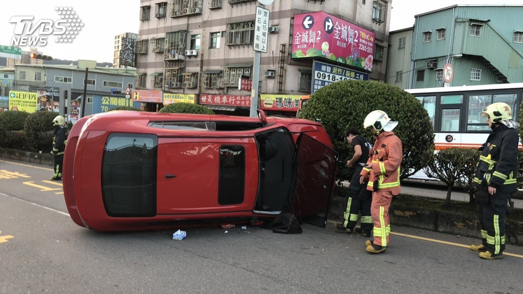 酒駕心虛?駕駛自撞翻覆 搭計程車落跑
