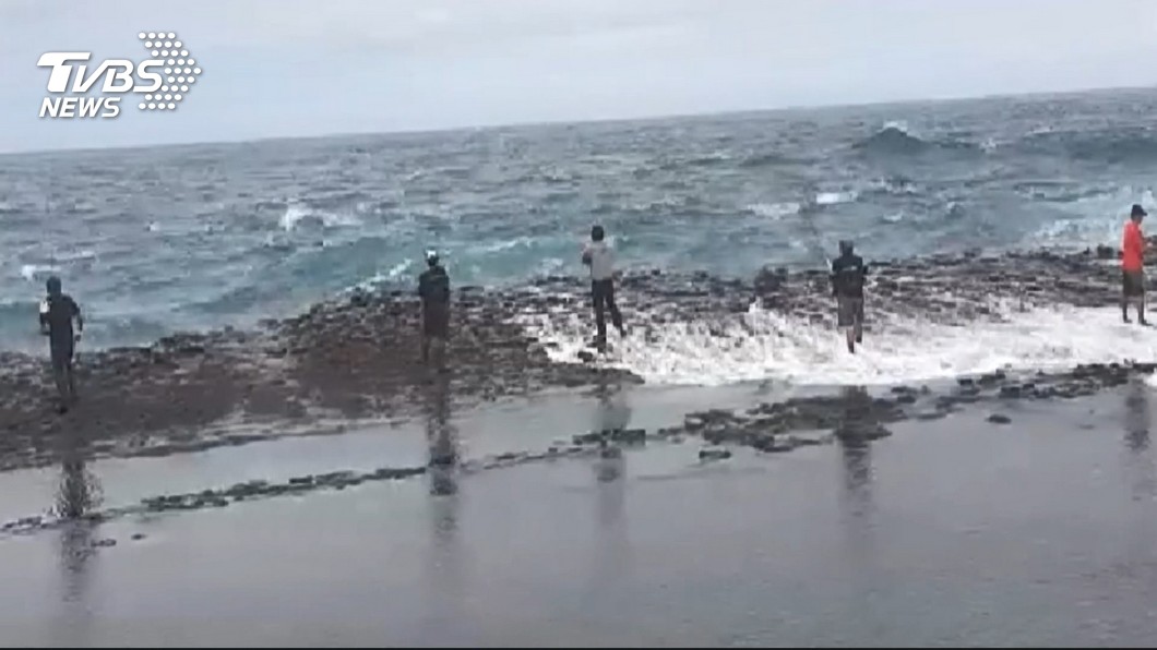 快訊／台東釣客遭大浪捲走　救難人員搜救中