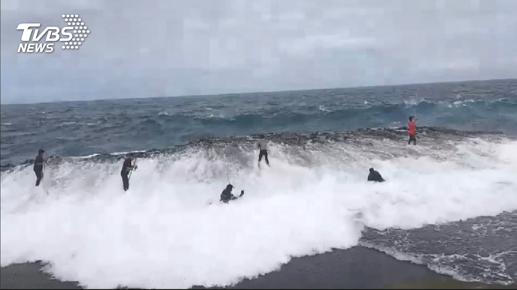 危險!嘸穿救生衣 5名釣客遭大浪襲擊