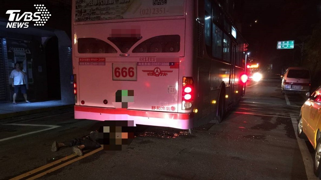 新北石碇死亡車禍!男遭公車輾過 頭顱破裂慘死