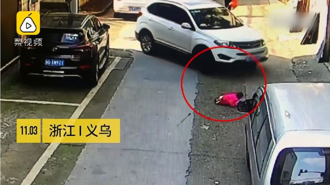 奇蹟!2歲女童路邊玩 遭車輾2次「命大沒事」