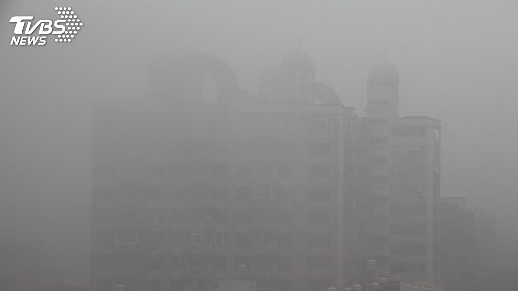 嘉義市清晨一片灰濛濛 能見度不到百公尺