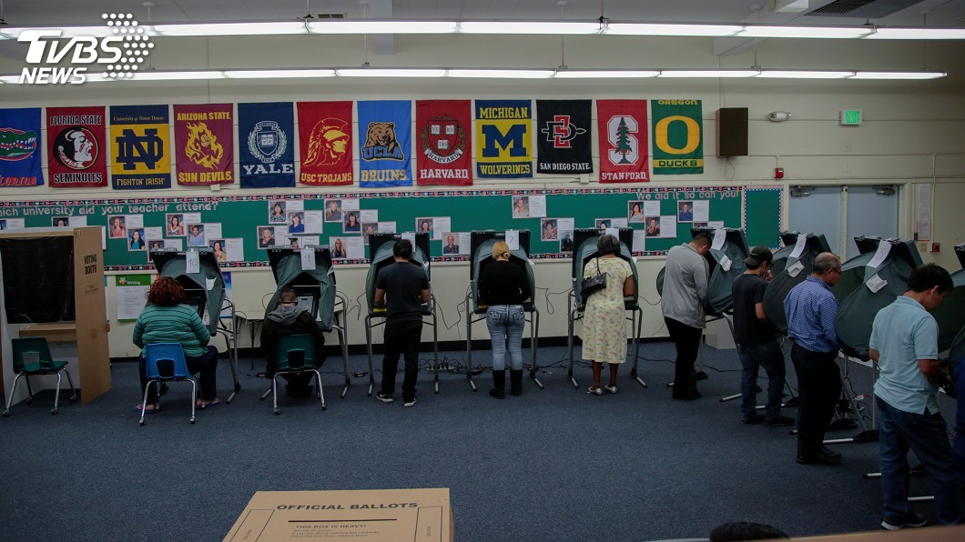 美國期中選舉 加州陽光下選民踴躍投票
