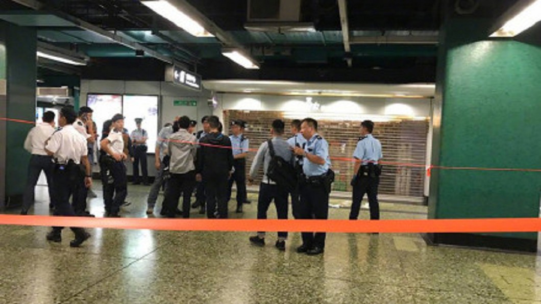 陸男港鐵站內突拔刀　遭女警開槍制伏命危