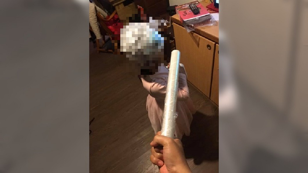 安靜沒好事！煮飯驚見「女兒新髮型」　媽要開扁啦