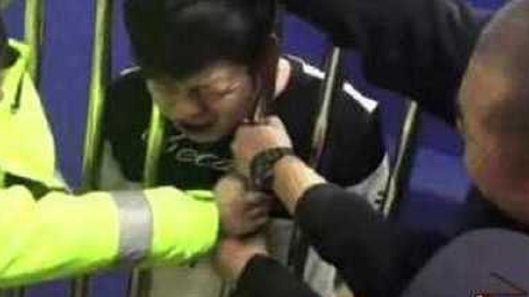 男施展「縮骨功」逃警局慘被卡住 網:笑到肚子痛
