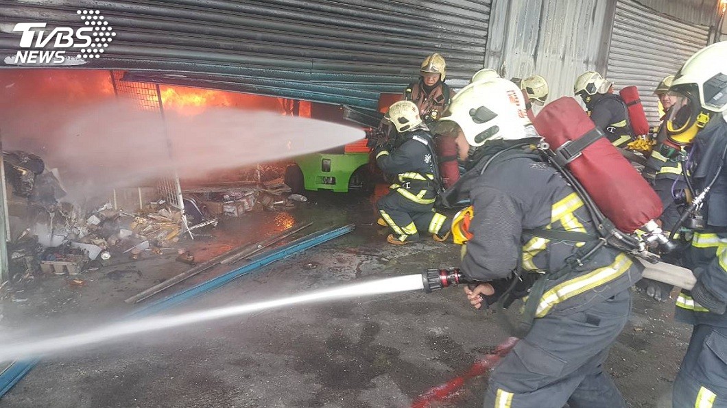 現場出動40輛消防車和多位消防員前往灌救,廠內火勢十分猛烈。(圖/TVBS)