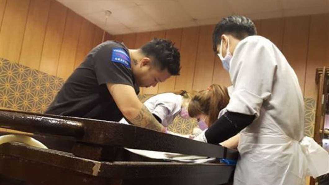 王薇君和修復師、禮儀師等為邱小妹大力奔走,回復生前可愛的模樣。(圖/翻攝王薇君臉書)