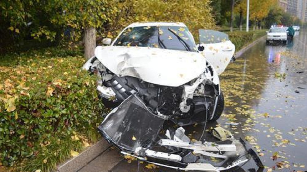 嫌街上都「普通車輛」 炫富男讓瑪莎拉蒂秒成廢鐵
