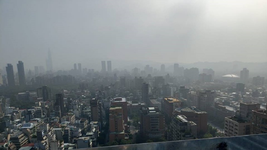 有網友在臉書上分享今天北部的天空。圖/翻攝自爆怨公社臉書