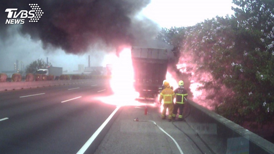 行進中突爆胎 冷凍貨櫃車路肩起火燃燒