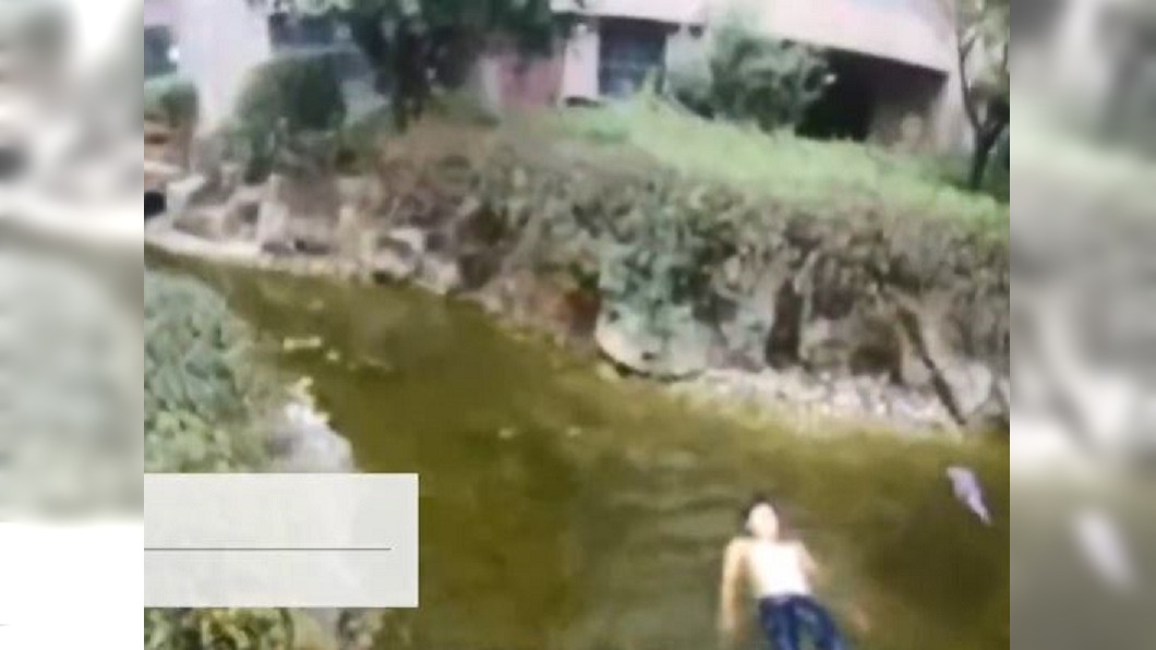 想證明女友是不是真愛 傻男跳樓又跳河又怕死