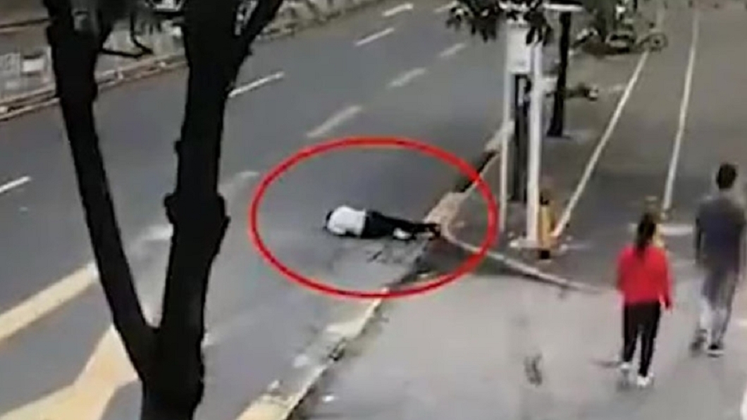 男子醉倒馬路沒人理 4分鐘後遭車輾壓當場死亡