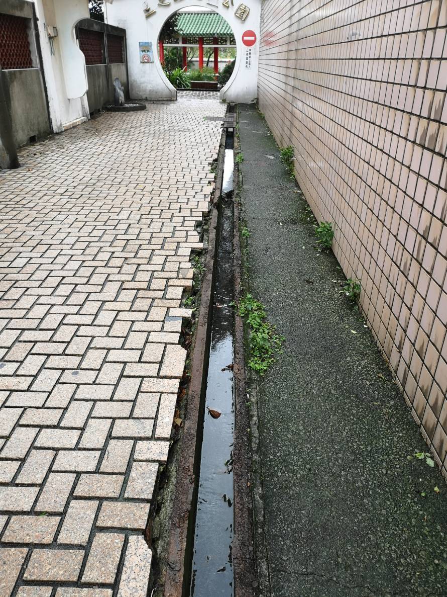 公園內整排水溝蓋遭竊。圖/翻攝自畫面