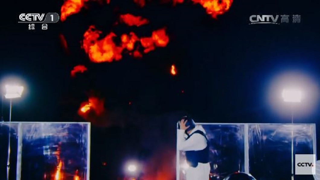 靜電瞬間產生火花　加油站爆炸原因之一