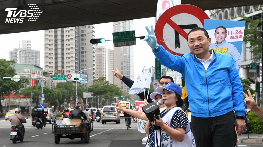 侯友宜站橋頭路口拜票　車隊掃街深入巷弄