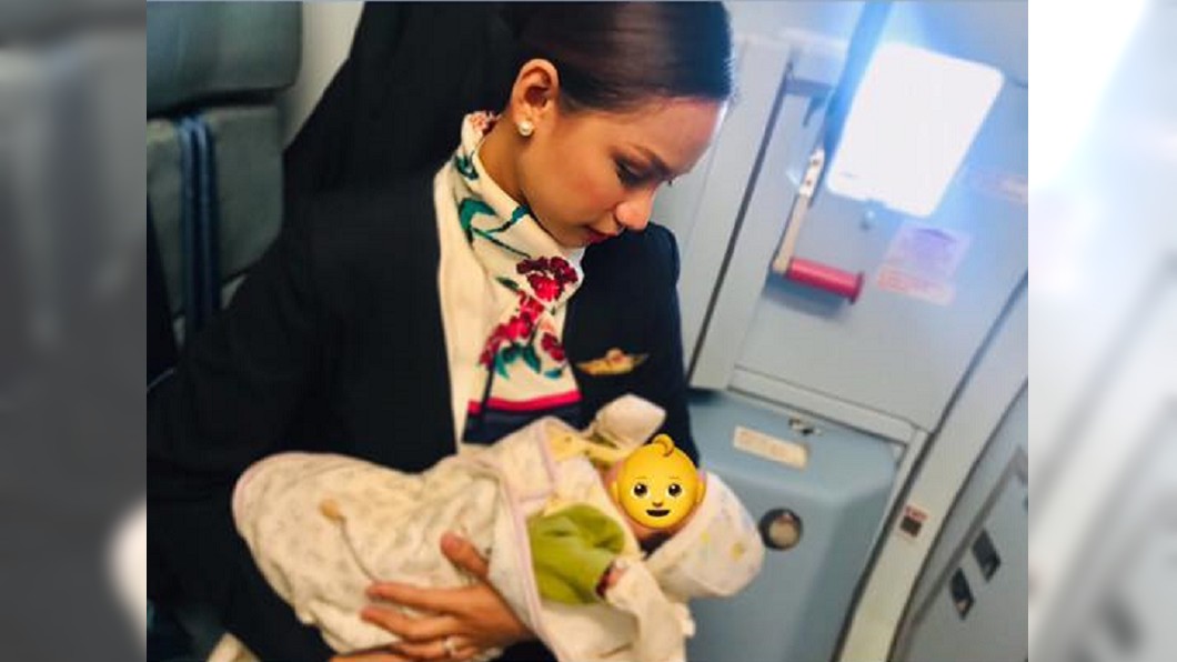 寶寶機上餓肚狂哭鬧 空姐溫暖抱入懷中哺乳