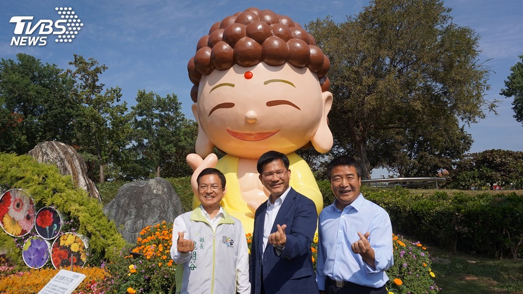 魏明谷、徐定禎逛花博 大佛下祝林佳龍高票連任