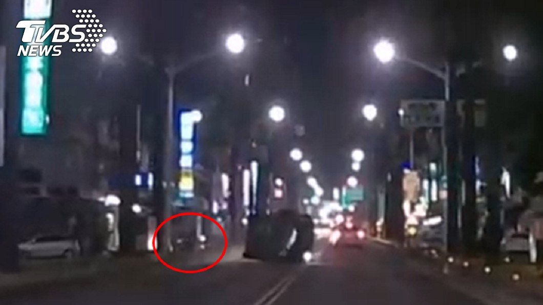 突衝出害休旅車翻覆　三寶嬤竟無視騎走