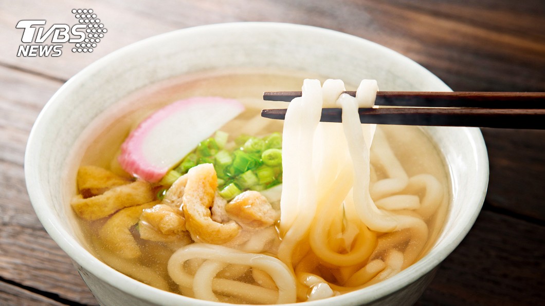 太有才!她餐桌編起「圍巾麵」2萬人全看呆