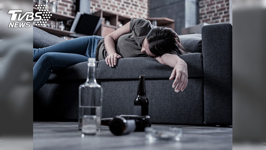 爛醉酒促女遭撿屍!長裙撕爛陷險境 「爆吐」救了她
