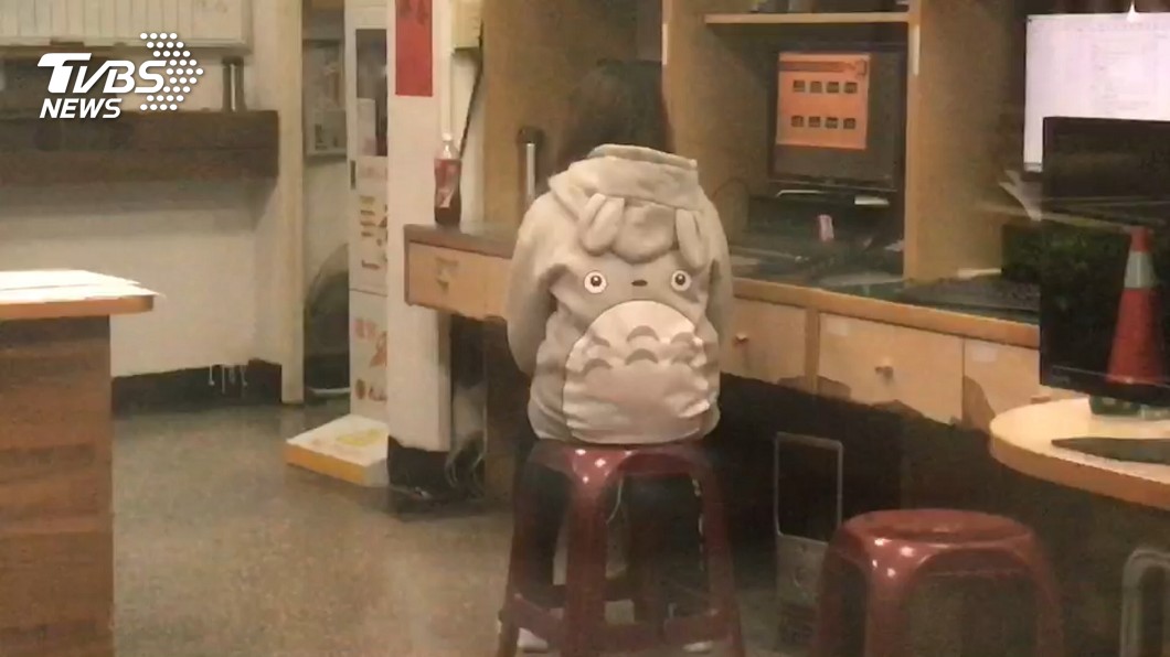 沒衣服奶粉!月薪4萬全養男友 酒店媽讓2歲兒吃剩便當