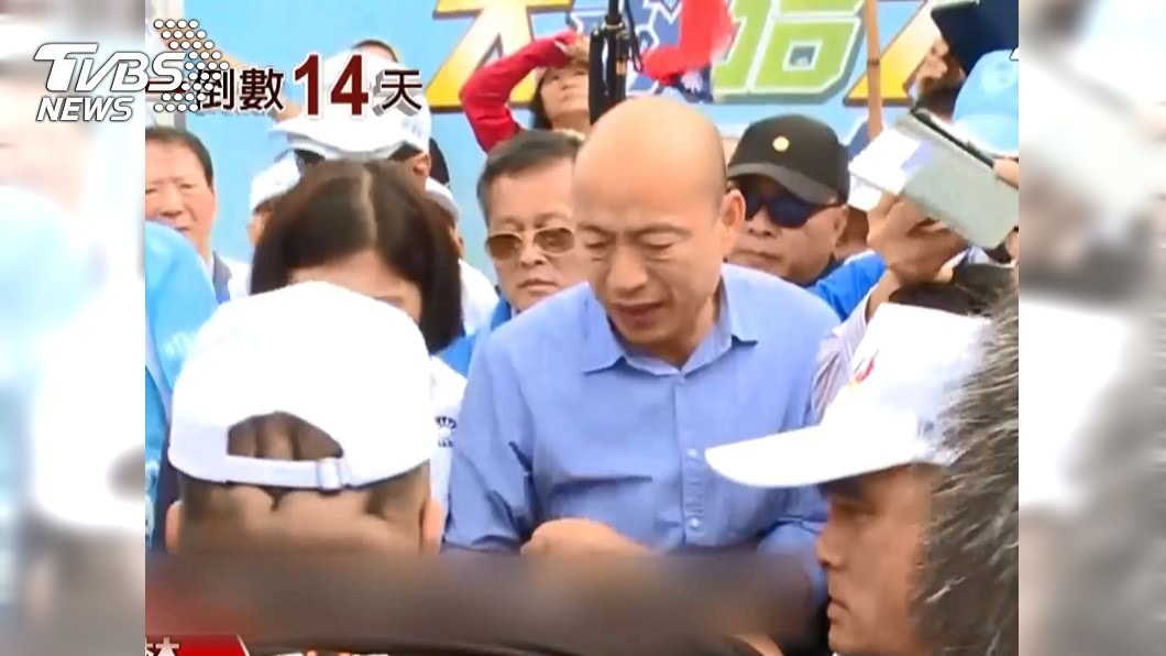 菜價低到吃土!農民下跪向韓國瑜陳情:幫幫我好不好