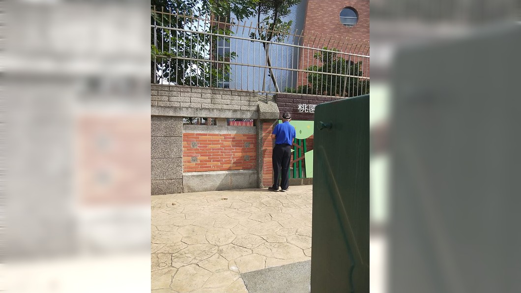 躲圍牆偷看乖孫上學 阿公不捨背影萬名網友超有感