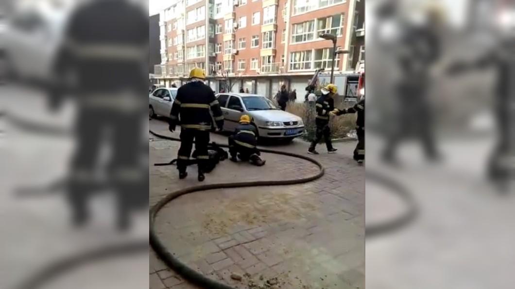 想以命換命!街上遇爆炸母親肉身護兒…結局心碎