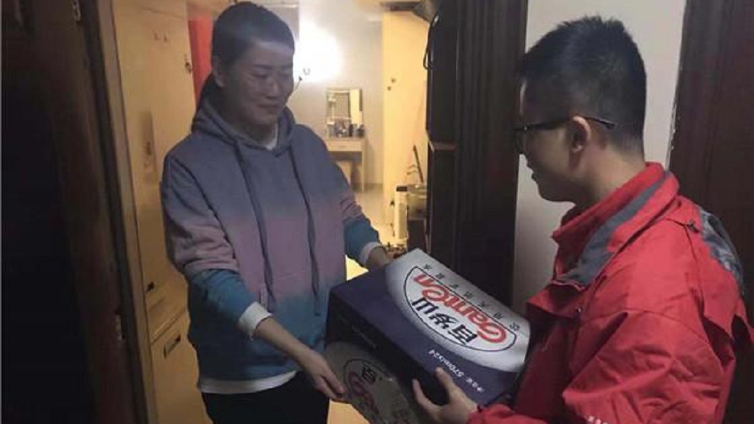青島一位民眾則是在0時8分就收到下訂的1箱礦泉水。(圖/翻攝自澎湃新聞網)