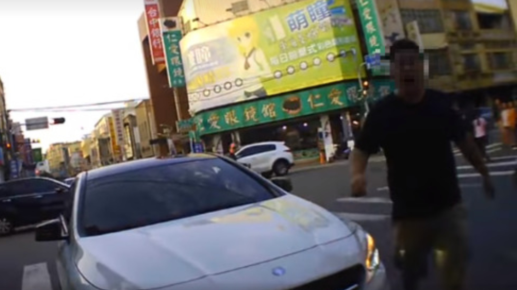 違停擋消防車遭勸離!賓士男竟怒嗆義交「怎樣啦」