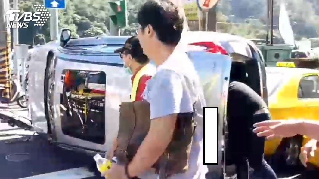 整台廂型車撞到變側翻。圖/TVBS