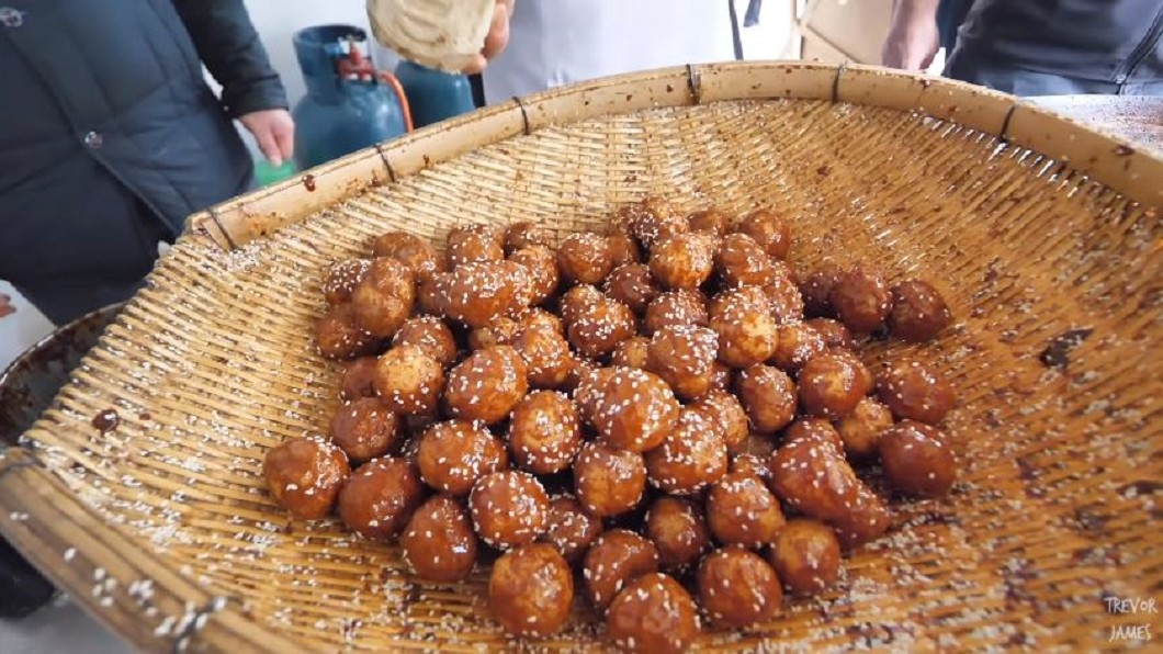 老外不怕辣 瘋四川美食　看著辣油直呼：太香了