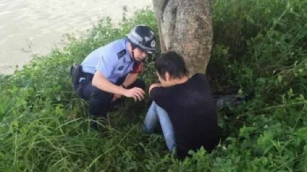 單身男受「雙11」刺激 吞安眠藥跳河後悔自爬上岸求救