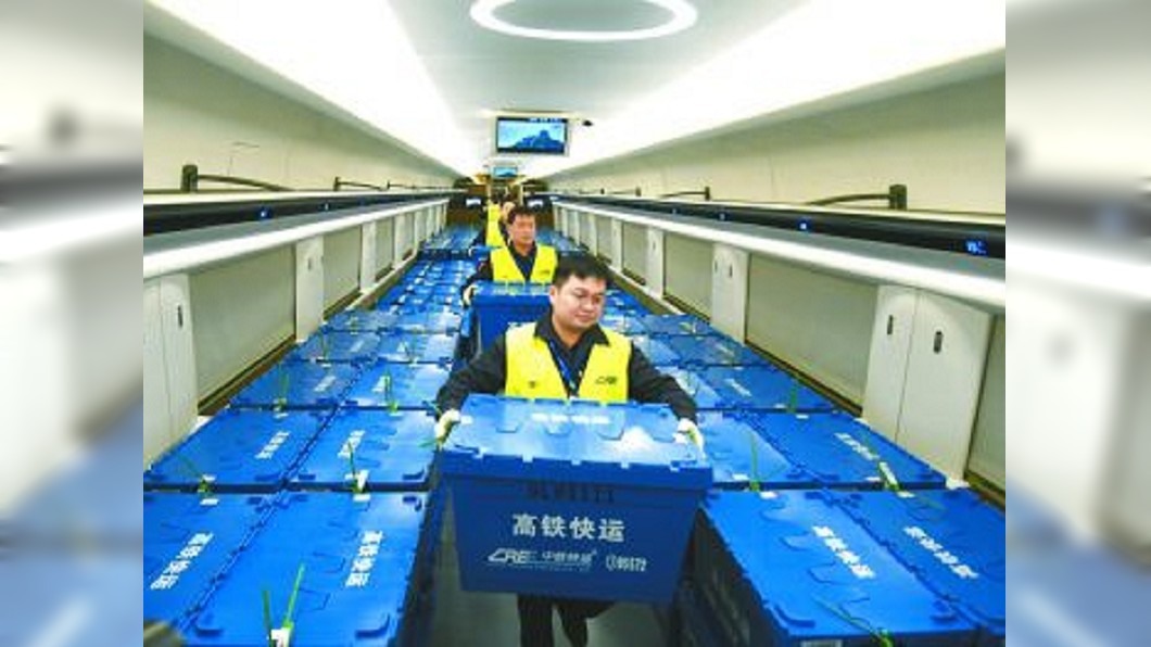 雙11太會買！　大學生包裹塞爆搭貨架擺放