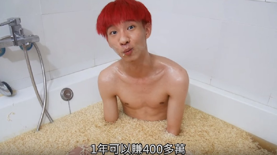 「100包泡麵」邊洗邊吃！網紅全身癢：年賺4百萬值得