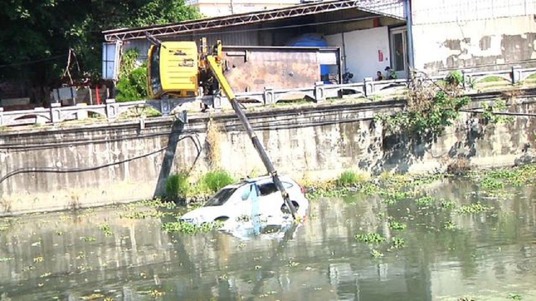 糗了！拖吊車重心不穩　「百萬休旅車」甩進排水溝