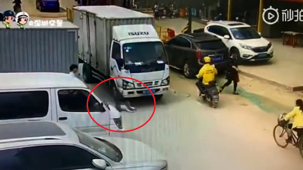 母鬆手僅3秒 目睹2歲兒直衝馬路遭貨車輾斃