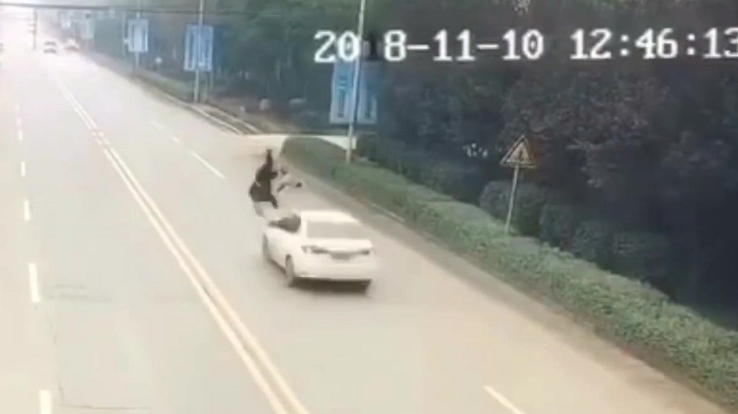 恐怖!嬤抱孫過馬路遭酒駕撞飛 「空翻2圈」慘死