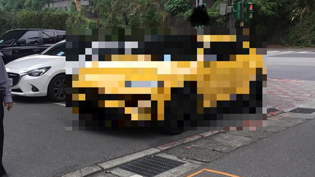 捕獲地表最猛「小黃休旅車」 網嚇壞:千萬交通工具