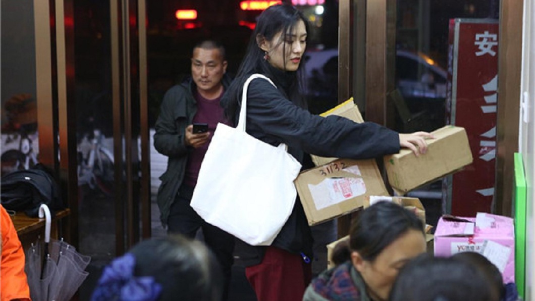 民眾只要在凌晨0時至5時,拿著紙箱來店內,就可以兌換免費餐點。(圖/翻攝自陸網)