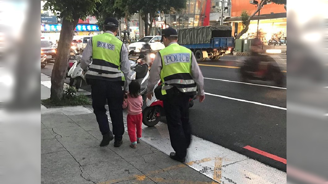 一天丟掉女兒2次!他連續撿到笑哭:媽媽累了嗎
