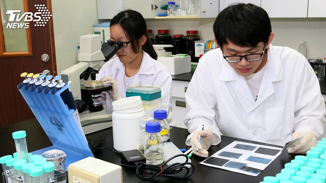 研發手搖飲紙杯可分解淋膜 中正大學赴美奪金