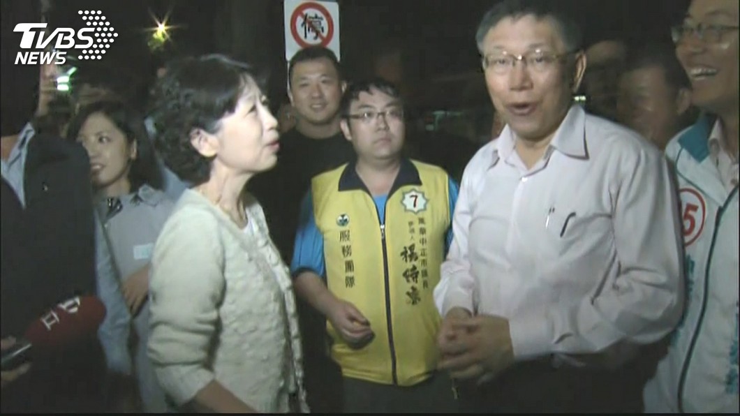 搶攻陸戰！柯、丁狂掃夜市　柯突遇嗆「落選」