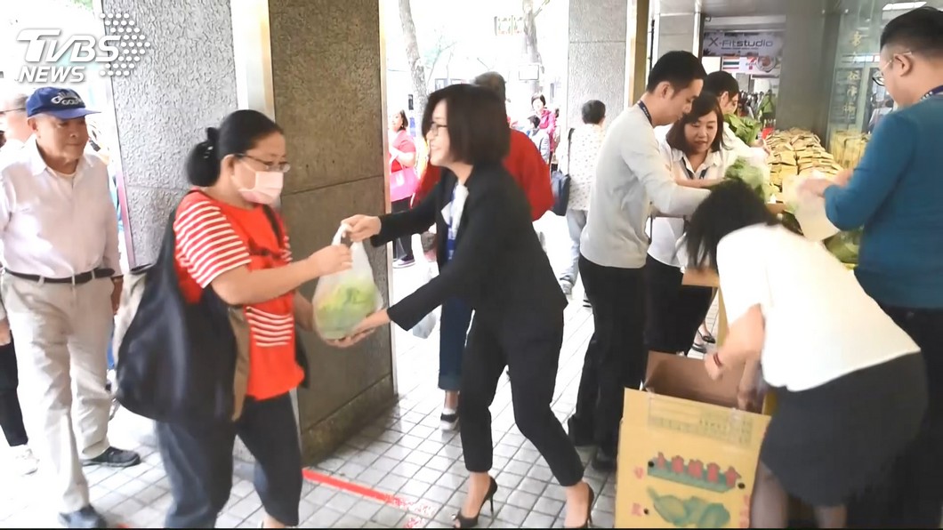 高麗菜價跌!旅社放送3000顆 民眾排隊搶拿