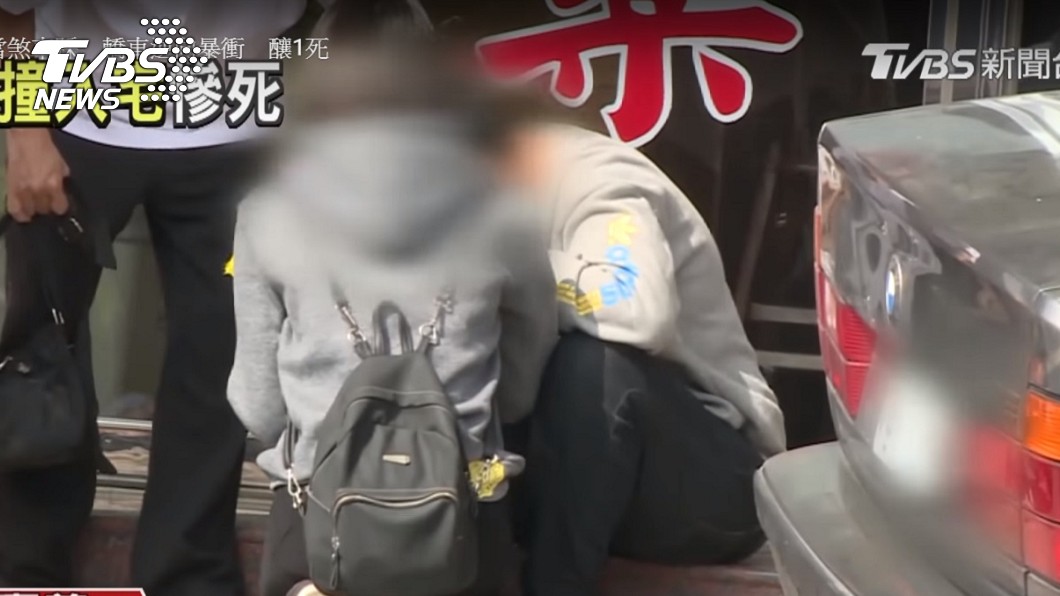 出門買菜遭暴衝車撞死 夫與兒抱頭痛哭:她是我妻子