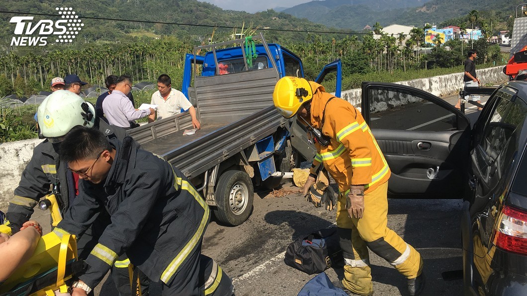 南投小客車和小貨車相撞 1死7傷
